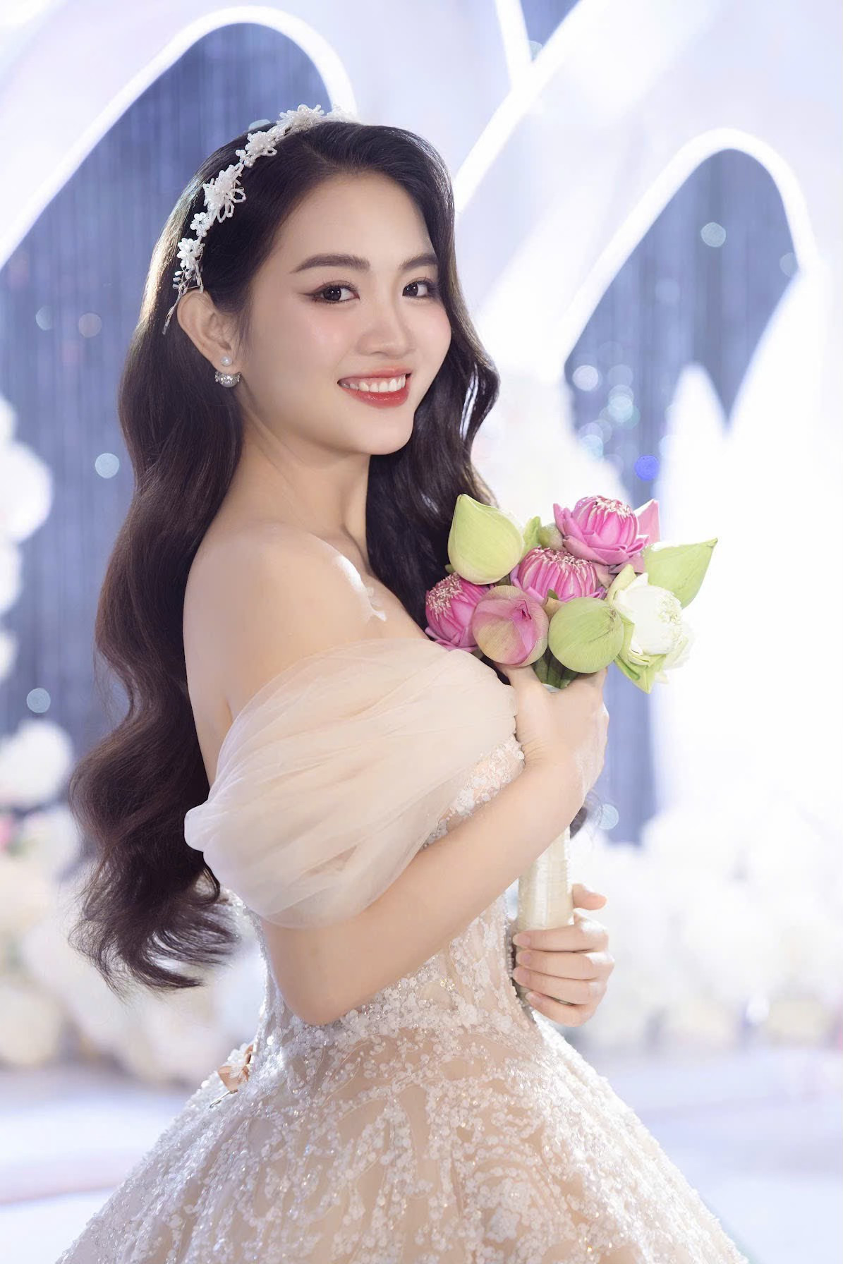 Trong lễ cưới của mình, cô dâu Mai Anh cũng lựa chọn bó hoa cưới vô cùng được đặc biệt, đó là hoa sen - loài hoa được xem là quốc hoa của Việt Nam.