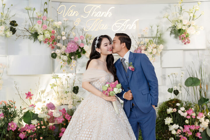 Chiếc váy được được thiết kế trễ vai giúp khoe trọn bờ vai thon thả của Mai Anh, đồng thời làm nổi bật với lớp đính đá lấp lánh ở thân váy.