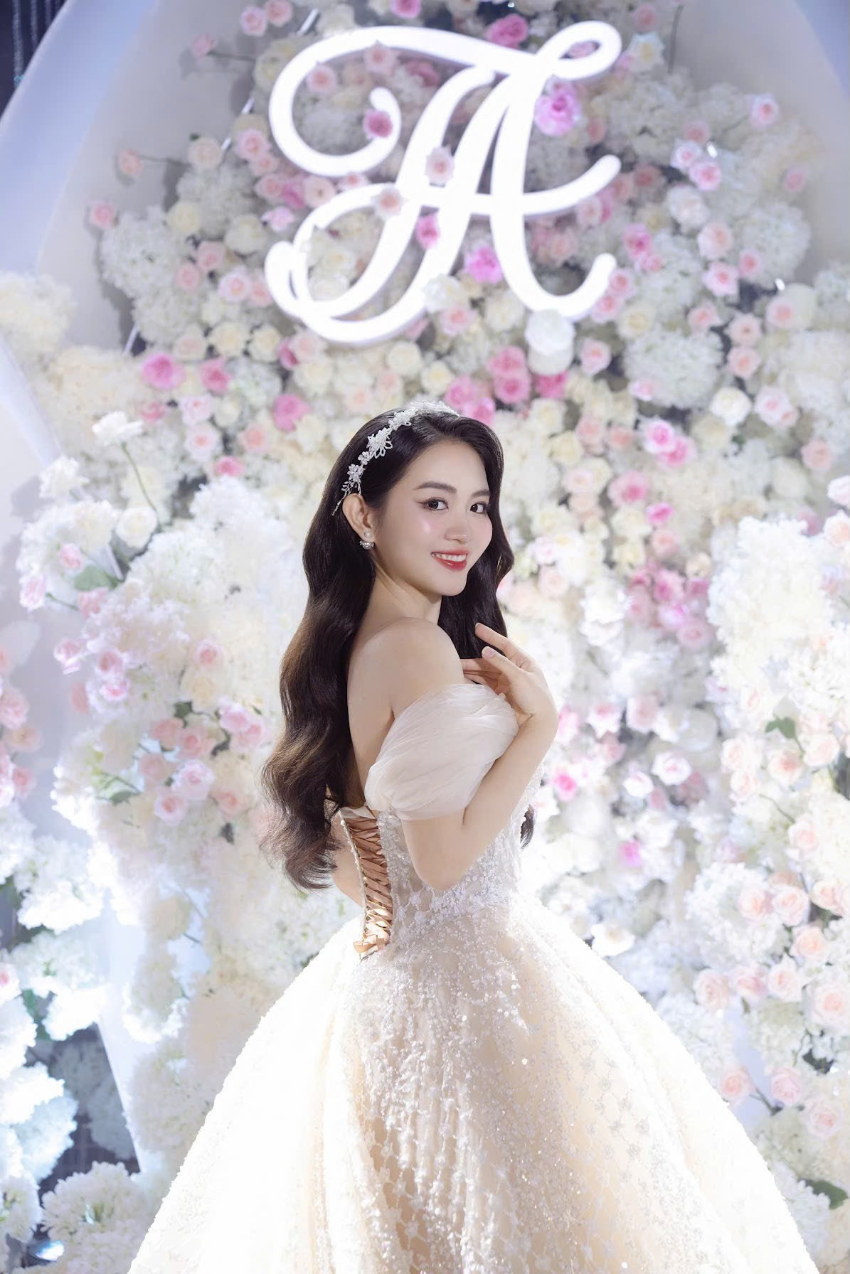 Hôn lễ của cặp đôi Nghệ An không chỉ khiến nhiều người chú ý bởi nghĩa cử cao đẹp của cô dâu chú rể mà còn bởi nhan sắc xinh đẹp nổi bật của cô dâu. Được biết Nguyễn Mai Anh sinh năm 2004, cô từng đạt danh hiệu Hoa hậu Việt Nam Thời đại 2022.