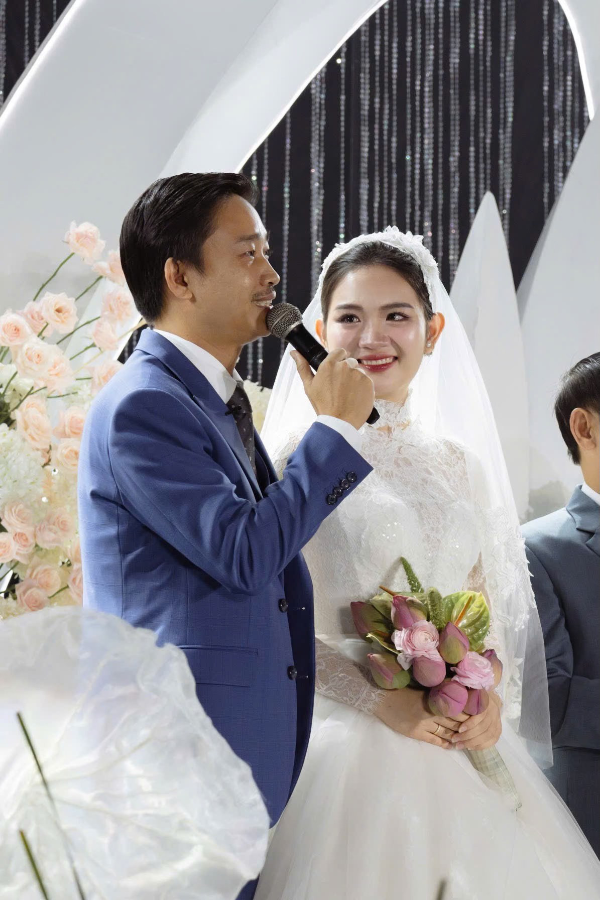 Tiệc cưới của hoa hậu Mai Anh và chồng doanh nhân được tổ chức tại một khách sạn 6 sao ở TPHCM, với sự góp mặt của hai bên gia đình, người thân và bạn bè.