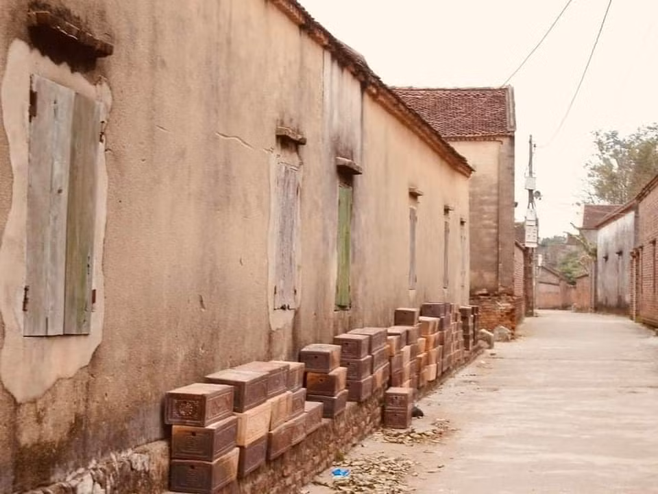 Ở một số ngõ làng đã được đổ bê tông.