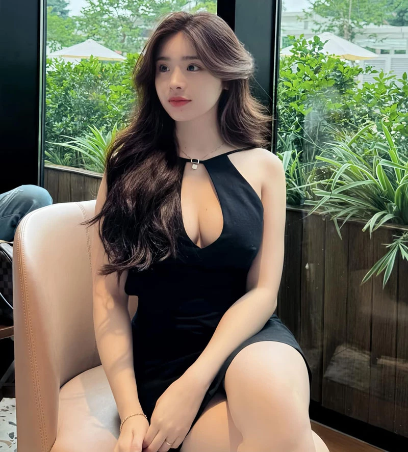 Cùng thân hình nuột nà với vòng 1 và vòng 3 khủng, vòng eo con kiến.