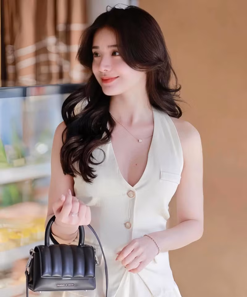 Thông tin cô nàng kết hôn vào năm 2023 khiến rất nhiều chàng trai tiếc nuối.