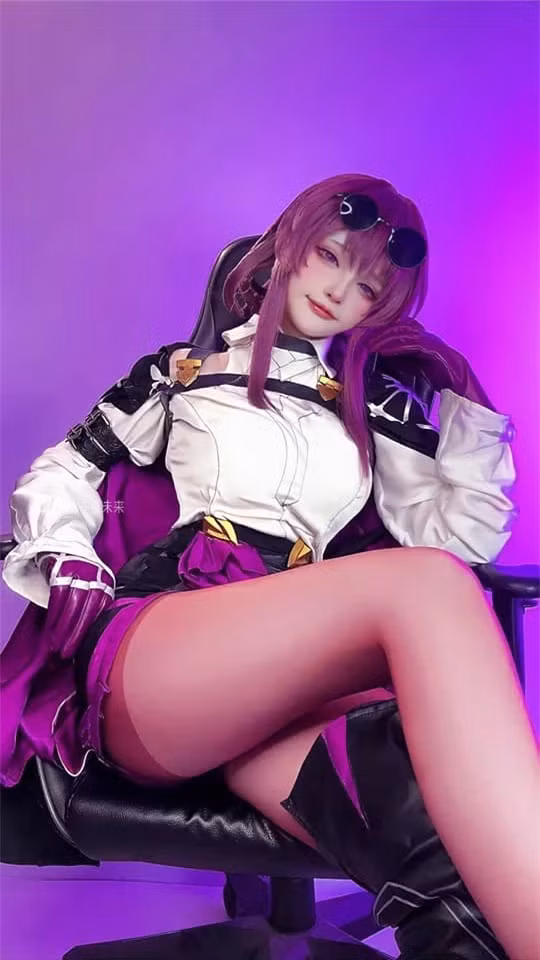 Kafka là một nhân vật nữ xuất hiện từ ngay giai đoạn đầu game trong Honkai: Star Rail. Tướng game này cũng từng được rất nhiều cô nàng cosplay lại.