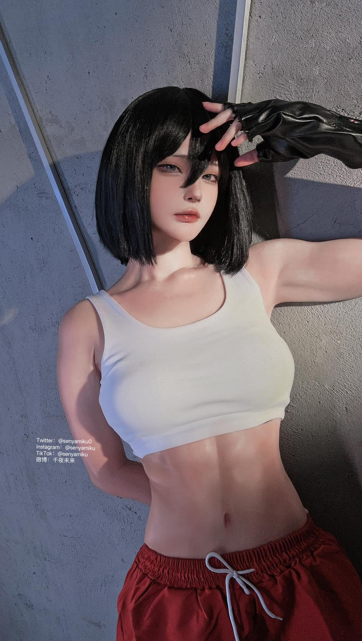 Nữ coser sở hữu thân hình cực phẩm với vòng eo nhỏ nhắn, săn chắc.