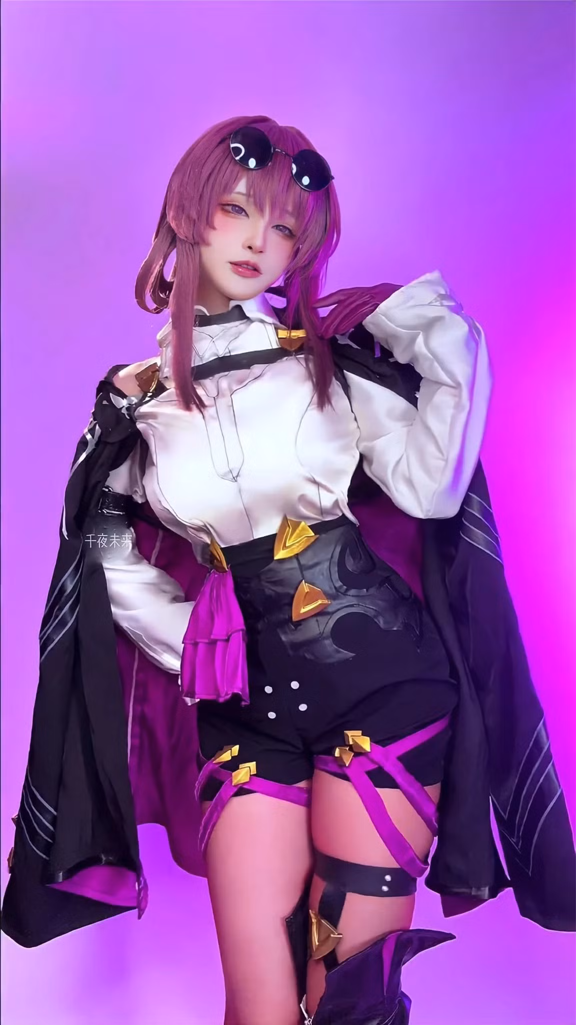 Cô nàng phô diễn đường cong nuột nà trong từng khoảnh khắc.