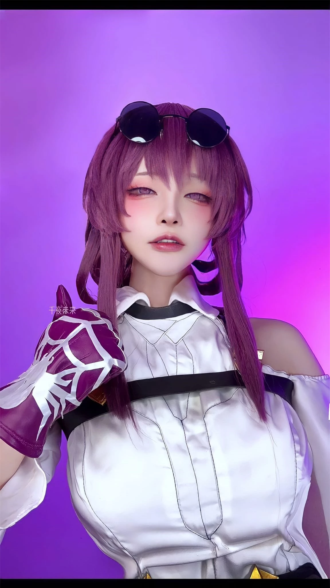 Chứng kiến sức nóng của Kafka trong cộng đồng game thủ Honkai: Star Rail, nữ coser người Trung Quốc Senyamiku đã thực hiện bộ ảnh cosplay lại nhân vật nữ này.