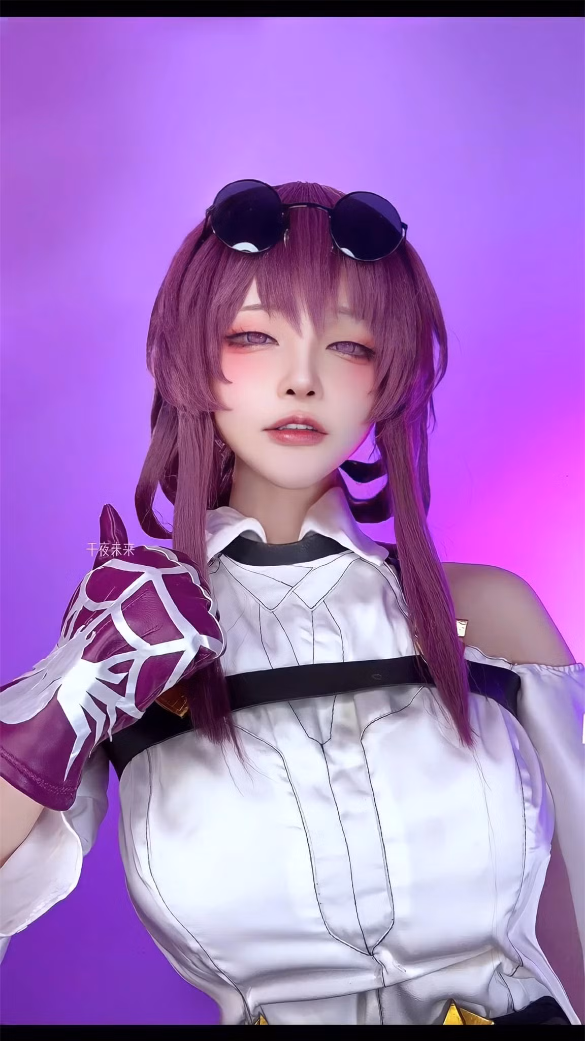 Chứng kiến sức nóng của Kafka trong cộng đồng game thủ Honkai: Star Rail, nữ coser người Trung Quốc Senyamiku đã thực hiện bộ ảnh cosplay lại nhân vật nữ này.