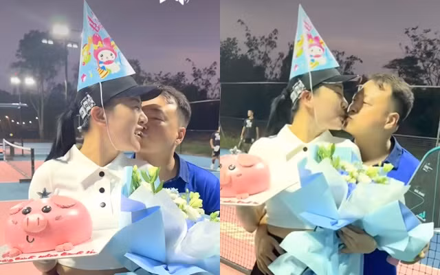 Trước đó, một người bạn của Phương Oanh cũng đăng clip khoảnh khắc nữ diễn viên cùng shark Bình tình tứ trên sân pickleball. Phương Oanh vui vẻ nhún nhảy khi được bạn bè tặng bánh sinh nhật và hoa bất ngờ, shark Bình đứng cạnh thì ôm eo không rời và trao cho cô nụ hôn cực tình tứ.