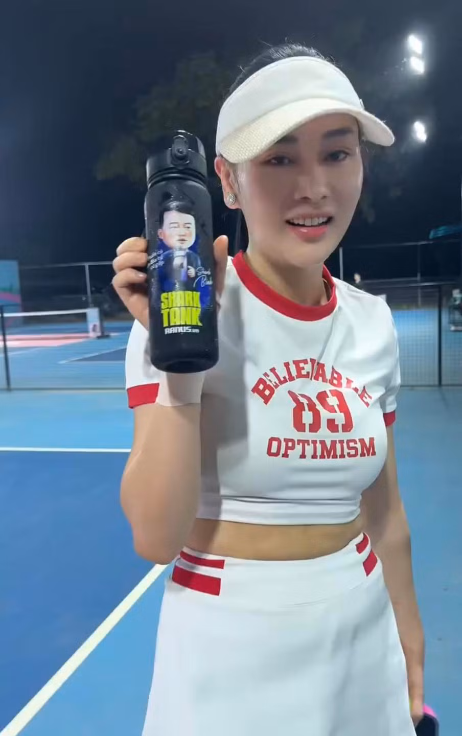 Kèm theo đoạn video, Phương Oanh bày tỏ cảm xúc khi tham gia vào bộ môn đang làm mưa làm gió dạo gần đây: "Sau khi sinh 4-5 tháng, Oanh cũng dấn thân vào bộ môn 'hot hit' nhất hiện nay nè. Ngoài tập yoga thì buổi chiều Oanh sẽ dành ra khoảng 2 tiếng để ra sân pickleball. Phải công nhận là bộ môn này nó vui cực ấy, chạy mệt bở hơi tai mà 'bánh cuốn' dã man."