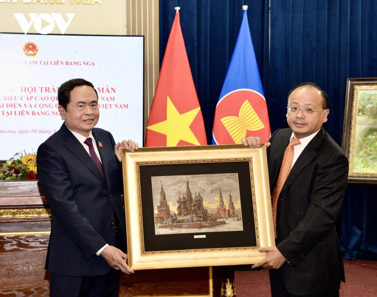 Chu tich Quoc hoi gap mat cong dong nguoi Viet tai Nga-Hinh-2