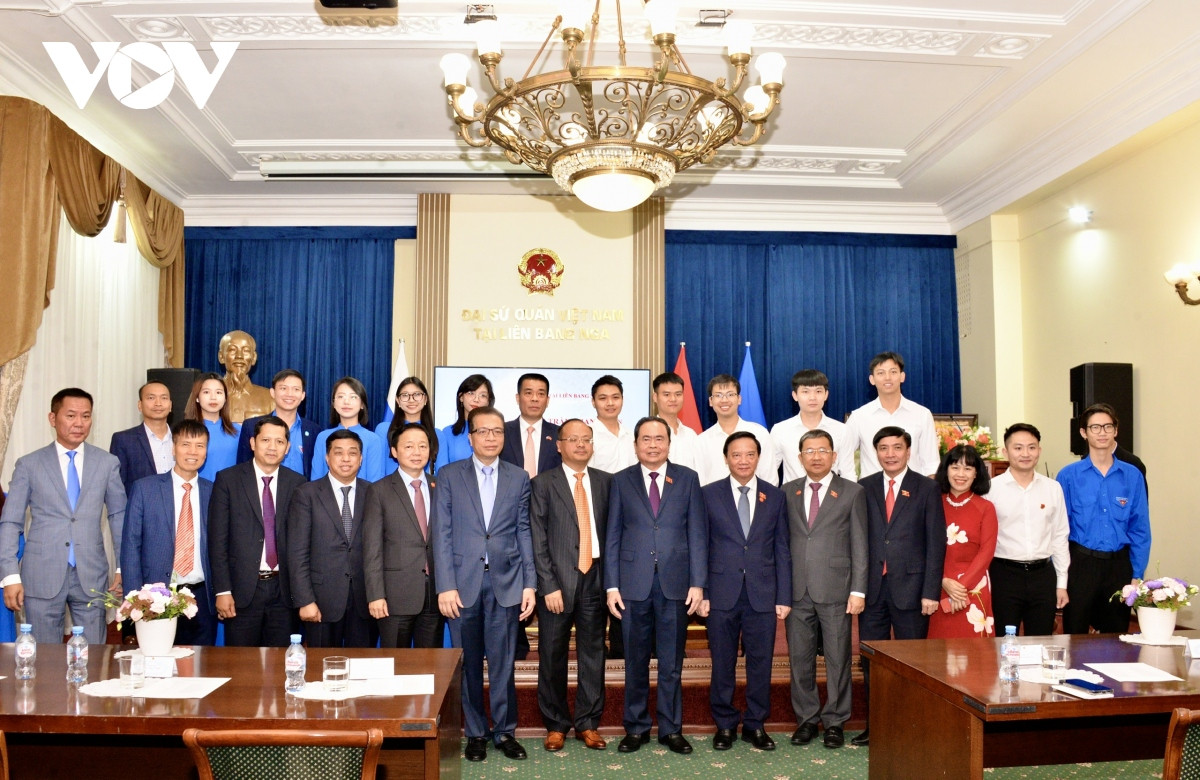 Chu tich Quoc hoi gap mat cong dong nguoi Viet tai Nga