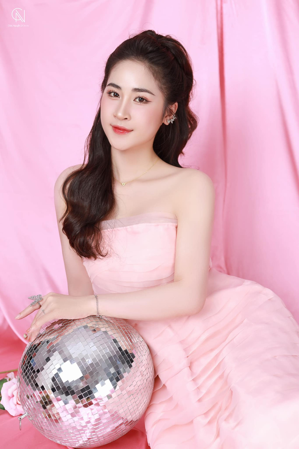 Cô nàng có thân hình mảnh mai, lựa chọn thiết kế váy cúp ngực giúp Thu Hà khoe trọn phần xương quai xanh gợi cảm.