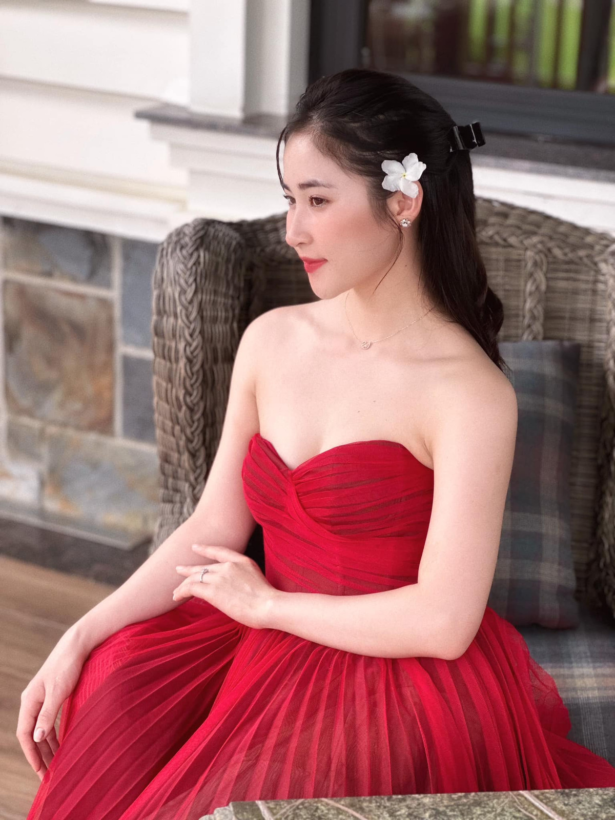 Hoàng Thị Thu Hà đến từ huyện Nghi Xuân, Hà Tĩnh. Cô nàng học chuyên ngành thanh nhạc, trường Đại học văn hoá nghệ thuật quân đội.