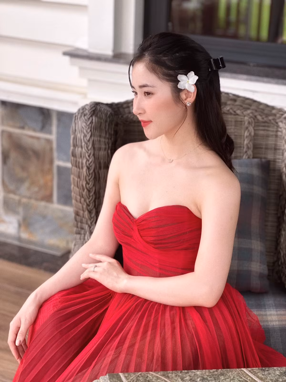 Hoàng Thị Thu Hà đến từ huyện Nghi Xuân, Hà Tĩnh. Cô nàng học chuyên ngành thanh nhạc, trường Đại học văn hoá nghệ thuật quân đội.