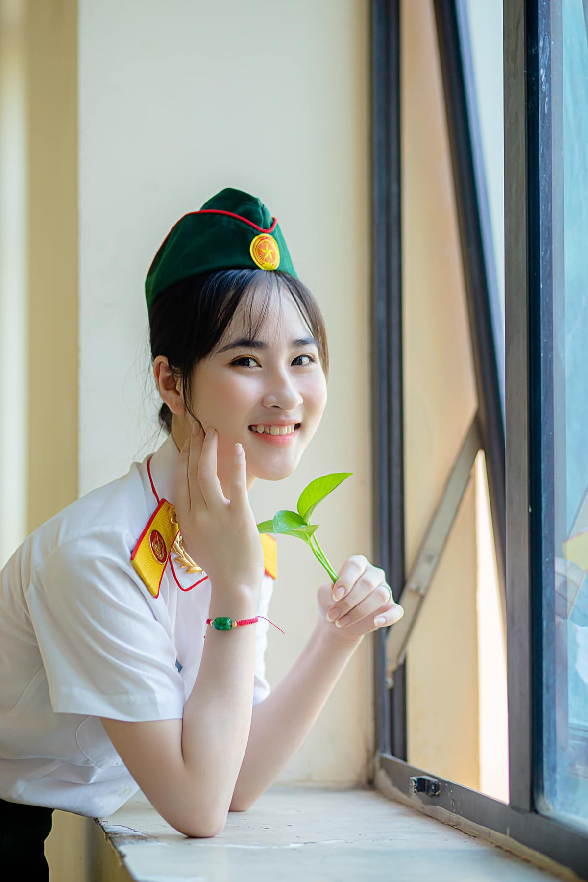 Thu Hà sở hữu chiếc răng khểnh duyên dáng cùng nụ cười tỏa nắng.