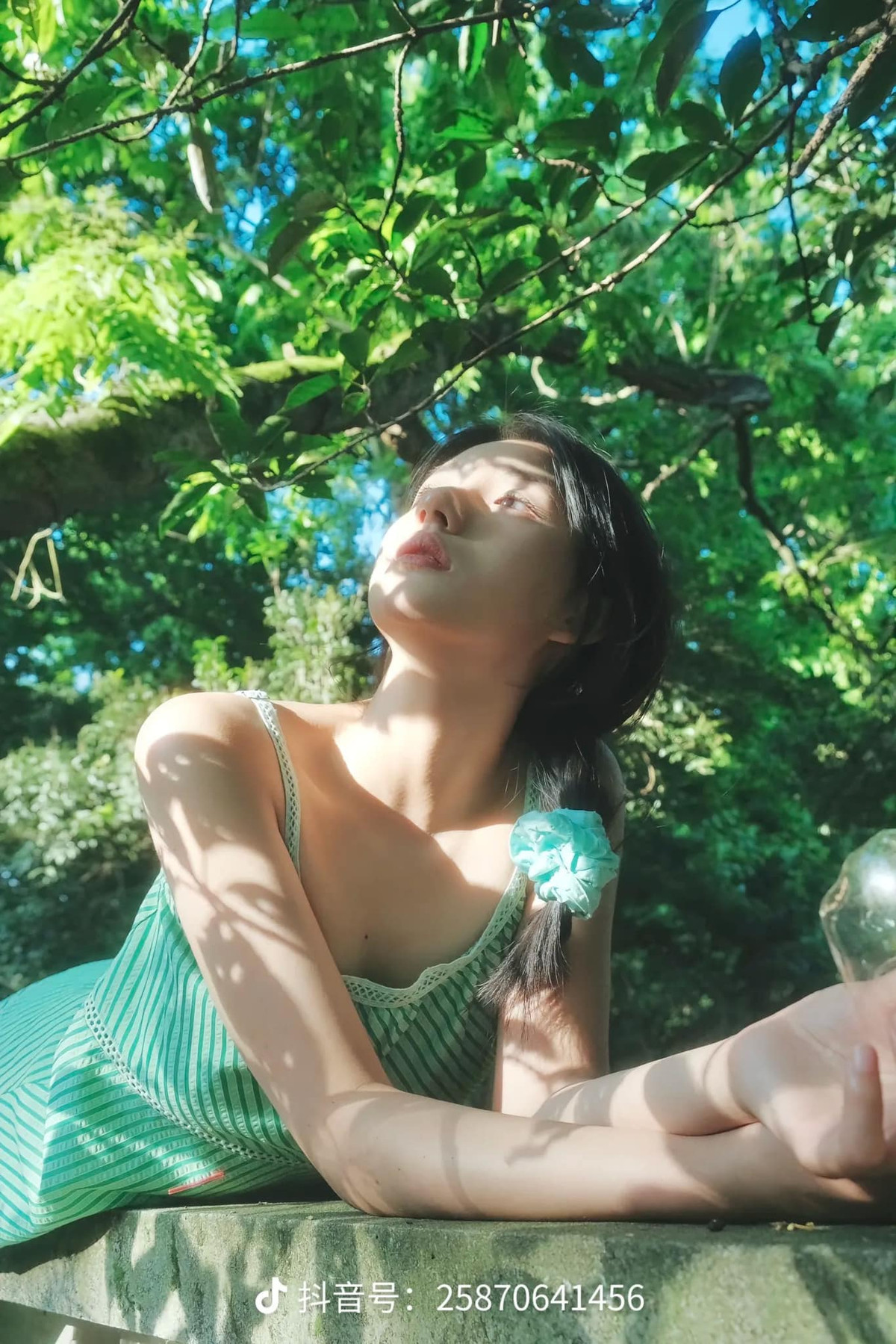 Một góc hàng rào bình thường nhưng khi mẫu đứng vào có thể thơ mộng đến như vậy.