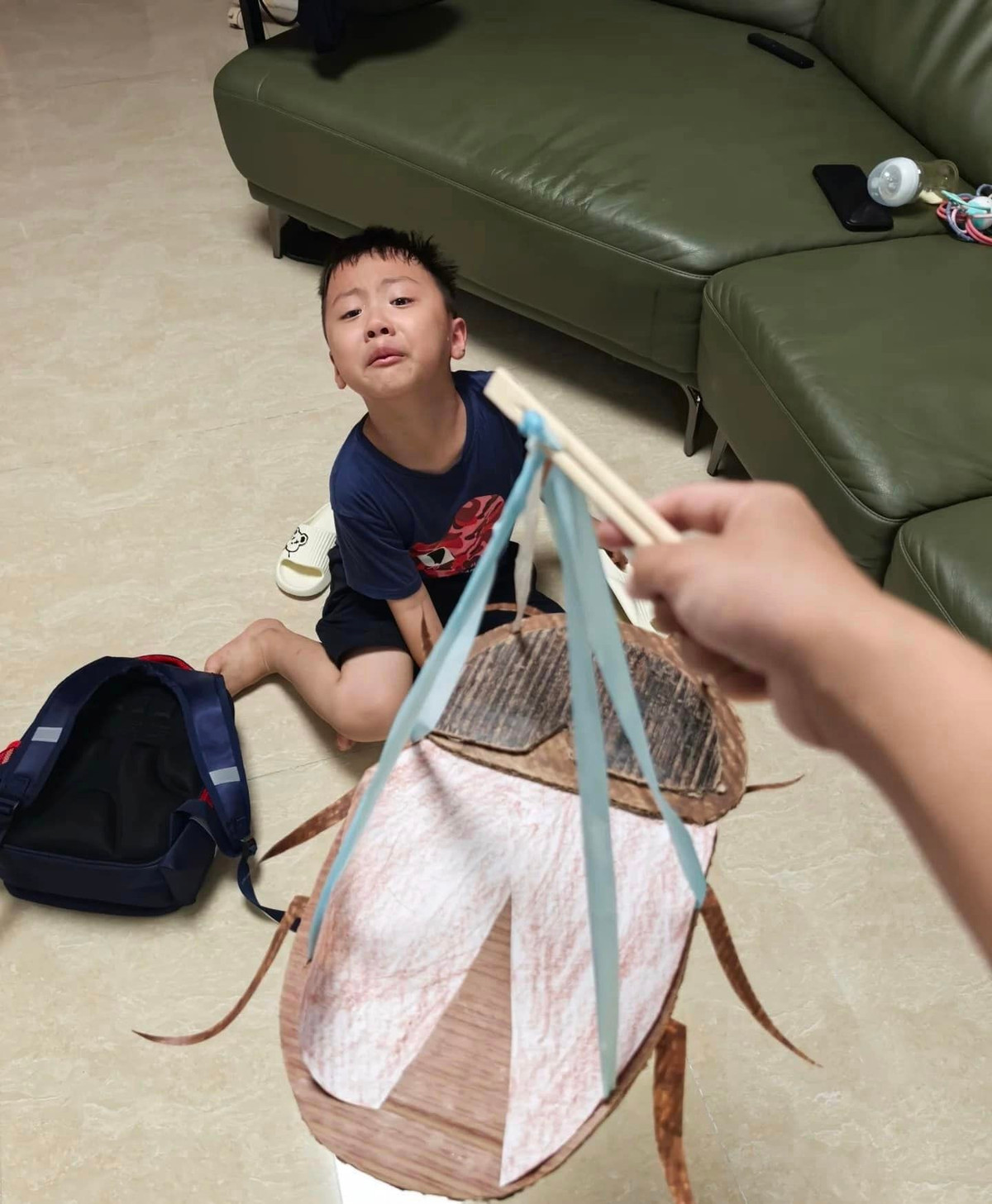 Tuy nhiên thay vì hào hứng, vui vẻ khi nhận chiếc đèn, cậu con trai bày tỏ sự sợ hãi, cậu liên tục mếu máo và xua tay khi nhìn thấy hình thù kì dị của chiếc đèn.