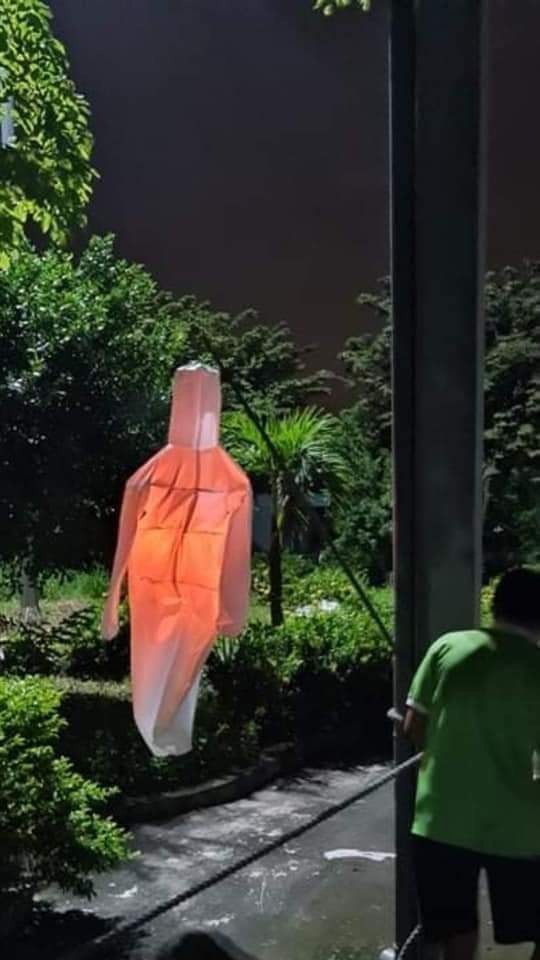 Chiếc lồng đèn không dành cho người yếu bóng vía.