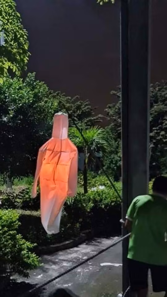 Chiếc lồng đèn không dành cho người yếu bóng vía.