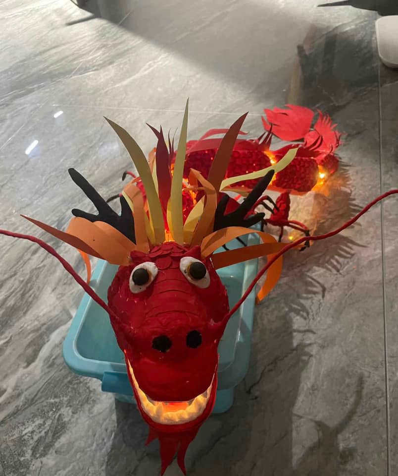 Ở phần bình luận, rất nhiều người khác cũng đã chia sẻ thành phẩm những chiếc đèn Trung thu độc đáo không kém.