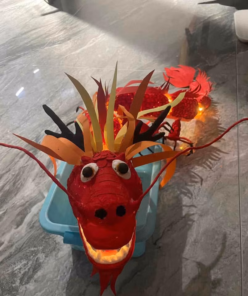 Ở phần bình luận, rất nhiều người khác cũng đã chia sẻ thành phẩm những chiếc đèn Trung thu độc đáo không kém.