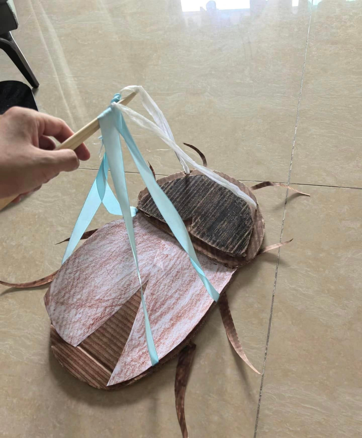 Nhiều netizen đã bày tỏ cảm xúc khi nhìn thấy những hình ảnh này: "Haha con tôi mấy hôm nay cũng đòi hết thứ này thứ khác, để tôi áp dụng xem có đòi nữa hay không", "đèn Trung thu tiểu cường à".