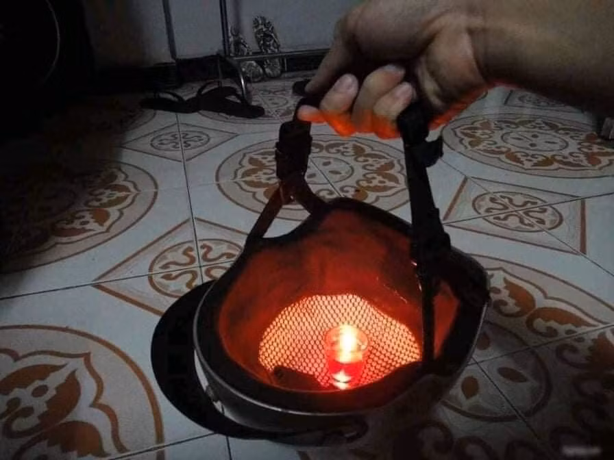 Lật ngửa mũ bảo hiểm là đã có chiếc đèn đi phá cỗ đêm rằm rồi.