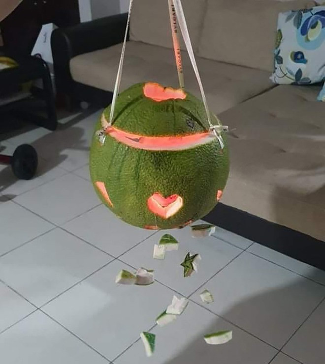 Chiếc đèn này cũng khá sáng tạo đó chứ. (Ảnh: Tổng hợp Facebook)