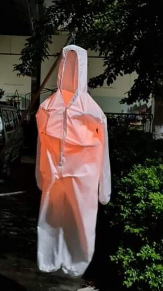 Chiếc đèn Trung thu độc nhất vô nhị được làm tù quần áo cũ màu trắng.