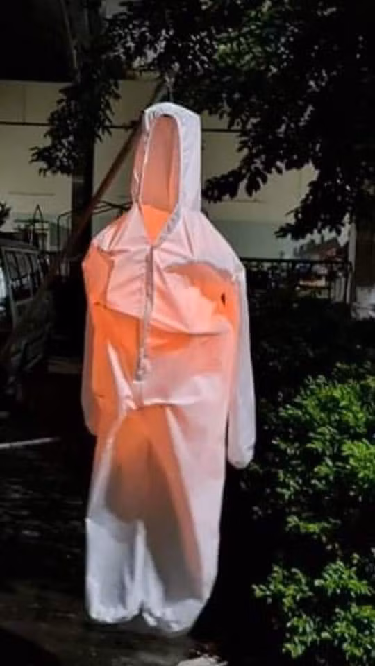 Chiếc đèn Trung thu độc nhất vô nhị được làm tù quần áo cũ màu trắng.