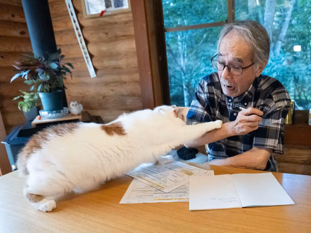 Trên cánh tay ông lão không biết có bao nhiêu vết cào...