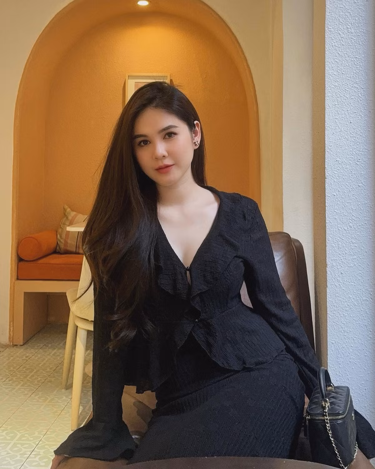 Năm 2020, cô quyết định lên xe hoa cùng chồng doanh nhân điển trai. Theo Thu Hoài tiết lộ, 2 người gặp nhau khi cùng đi đánh golf. Màn cầu hôn của cô nàng cũng diễn ra trên sân golf.