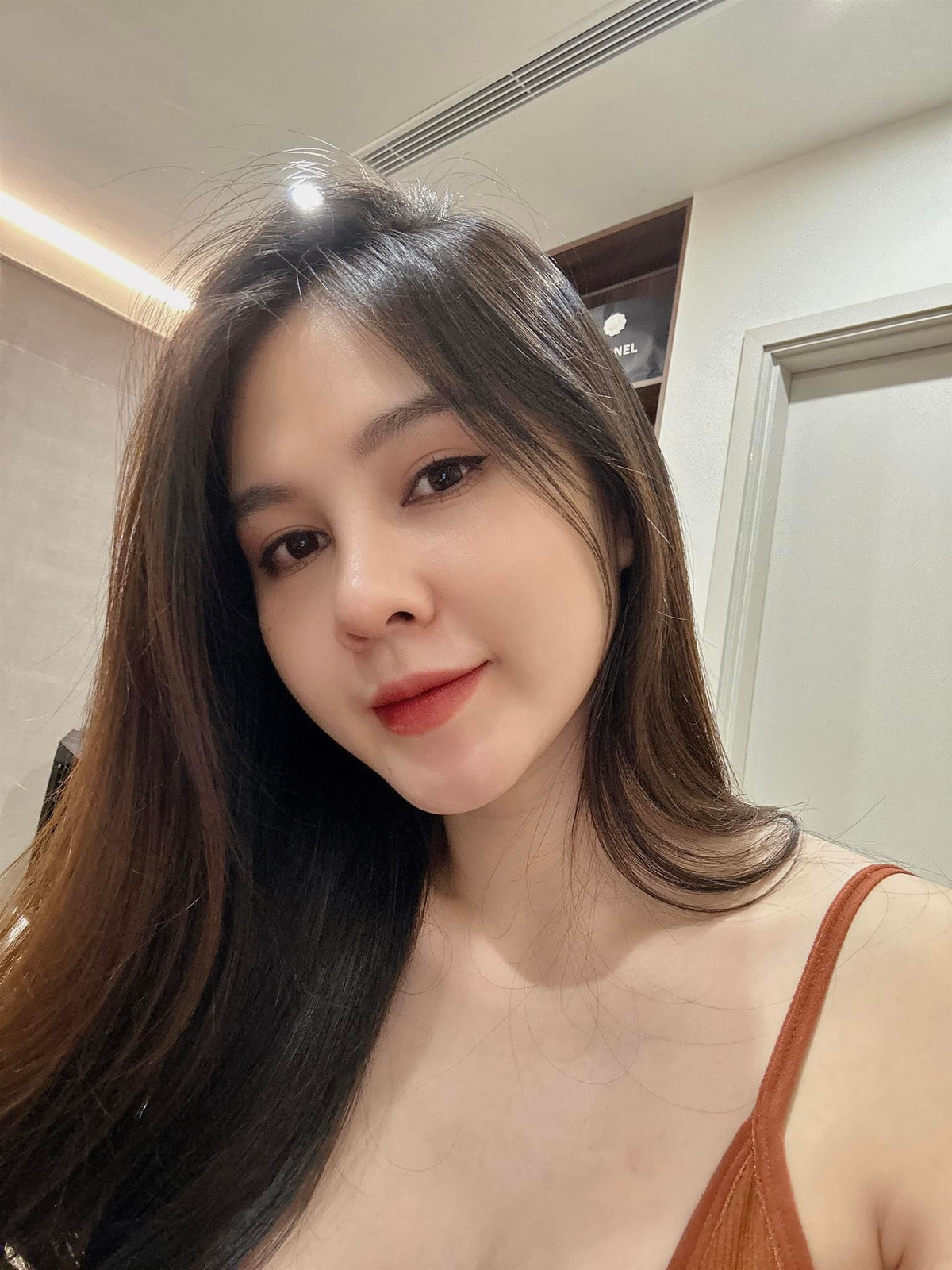 Cô nàng có hội bạn thân vô cùng chất lượng là những diễn viên cũng quen mặt với khán giả truyền hình là Phanh Lee, Huyền Lizzie.