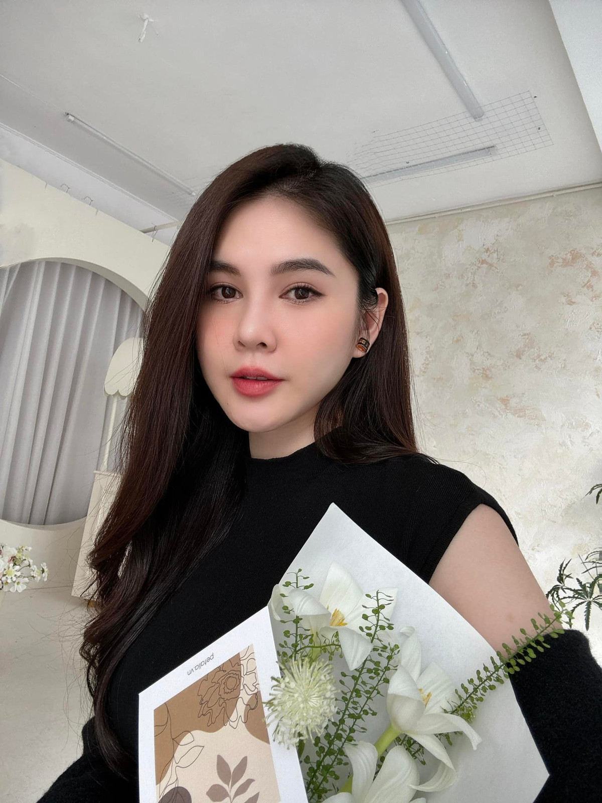 Ngay khi sự nghiệp diễn xuất bắt đầu có sự thăng hoa, Thu Hoài cũng dần được khán giả nhớ mặt hơn thì cô nàng thông báo kết hôn.