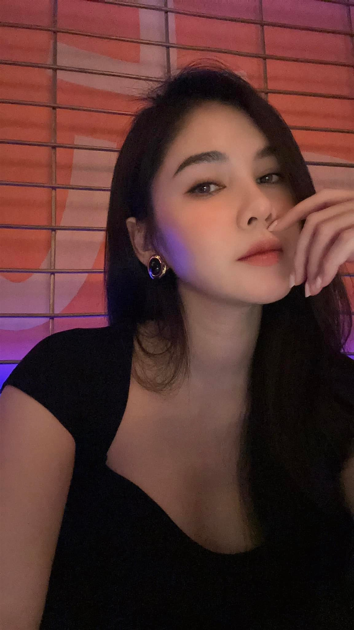 Bên cạnh con đường nghệ thuật, Thu Hoài còn thành công ở lĩnh vực kinh doanh với thương hiệu thời trang tự thiết kế.