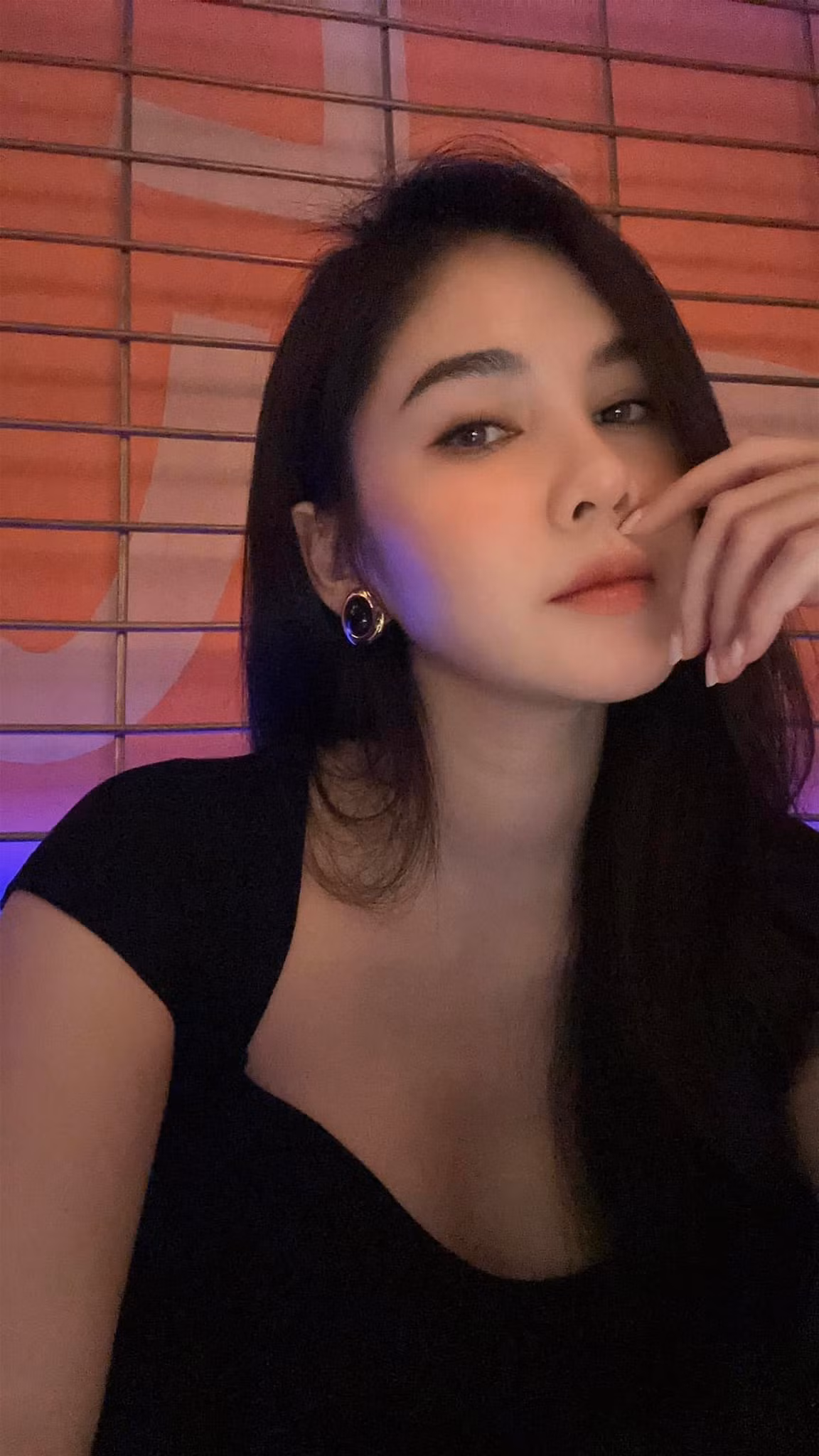 Bên cạnh con đường nghệ thuật, Thu Hoài còn thành công ở lĩnh vực kinh doanh với thương hiệu thời trang tự thiết kế.