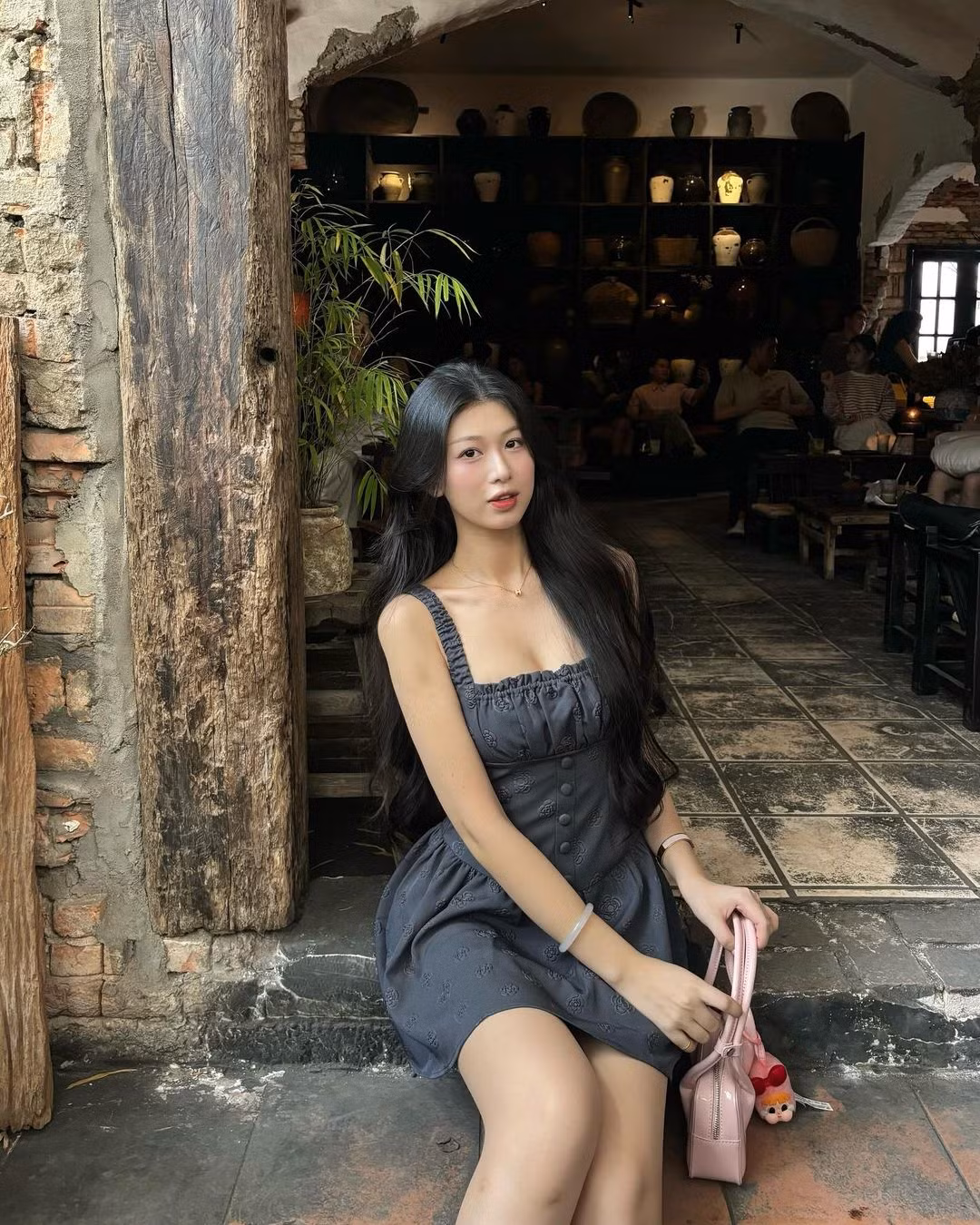 Hoàng Hạnh Nguyên sinh năm 2001 tại Nghệ An, cô theo học ngành Thiết kế Thời trang của Đại học Tôn Đức Thắng (TP.HCM).