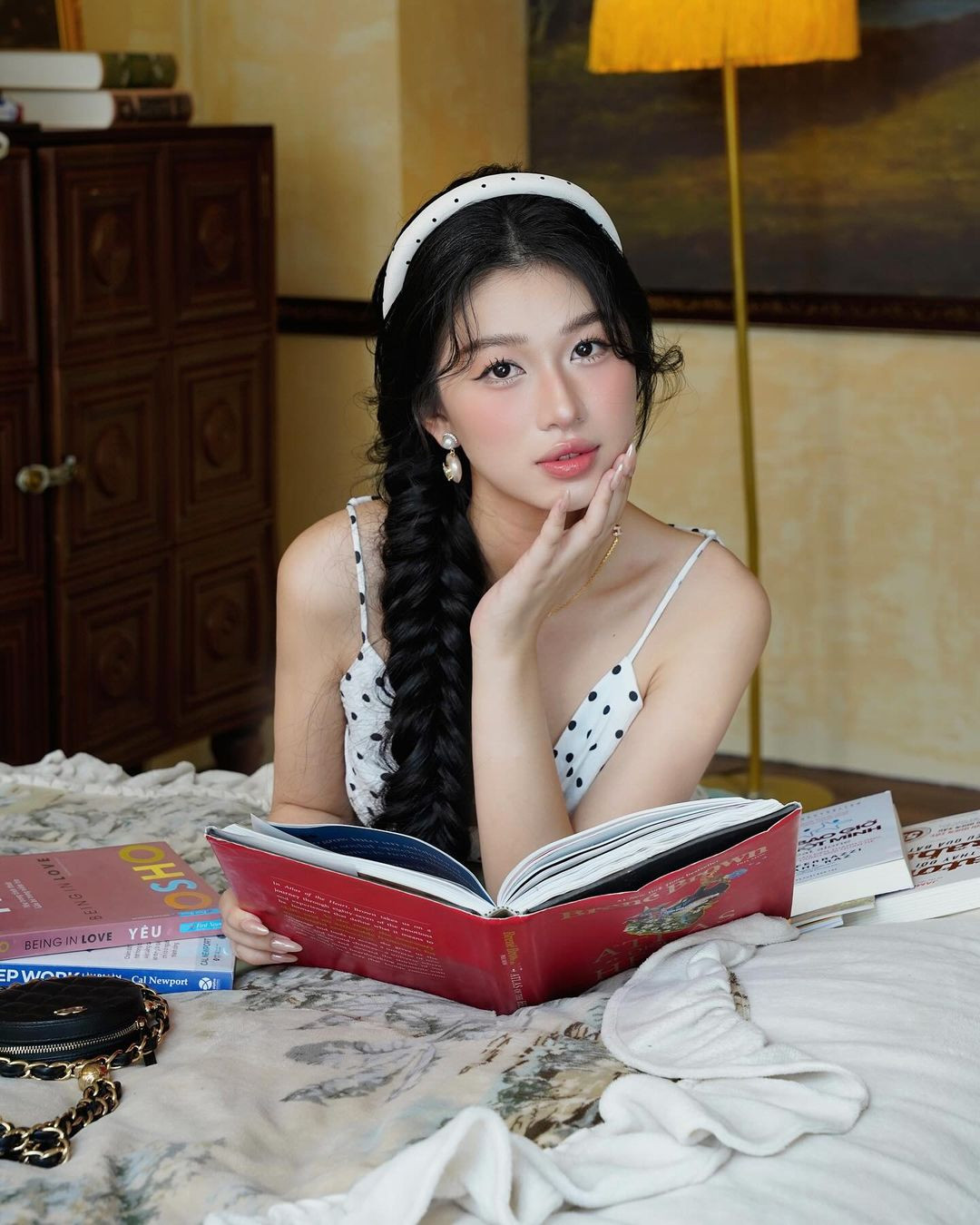 Sở hữu vóc dáng cân đối, làn da trắng và gương mặt thanh tú, Hoàng Hạnh Nguyên cũng là một người mẫu ảnh nổi tiếng và sở hữu hàng chục nghìn người theo dõi trên mạng xã hội.