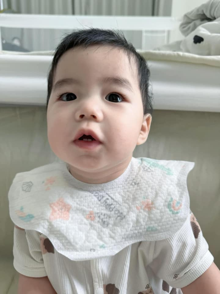 Kết thúc phiên tòa ly dị chồng Trung Quốc, Hằng Du Mục được quyền nuôi hai con nhỏ. Cô nàng thường xuyên cập nhật hình ảnh em bé lên trang cá nhân và nhận được nhiều lời động viên từ người theo dõi: "Cố lên mẹ con, em bé đáng yêu quá, sau này hãy yêu thương mẹ Hằng thật nhiều nhé", "giống y như mẹ luôn, nhất là đôi mắt, chúc em bé luôn mạnh khỏe, kiên cường cùng mẹ nhé em".