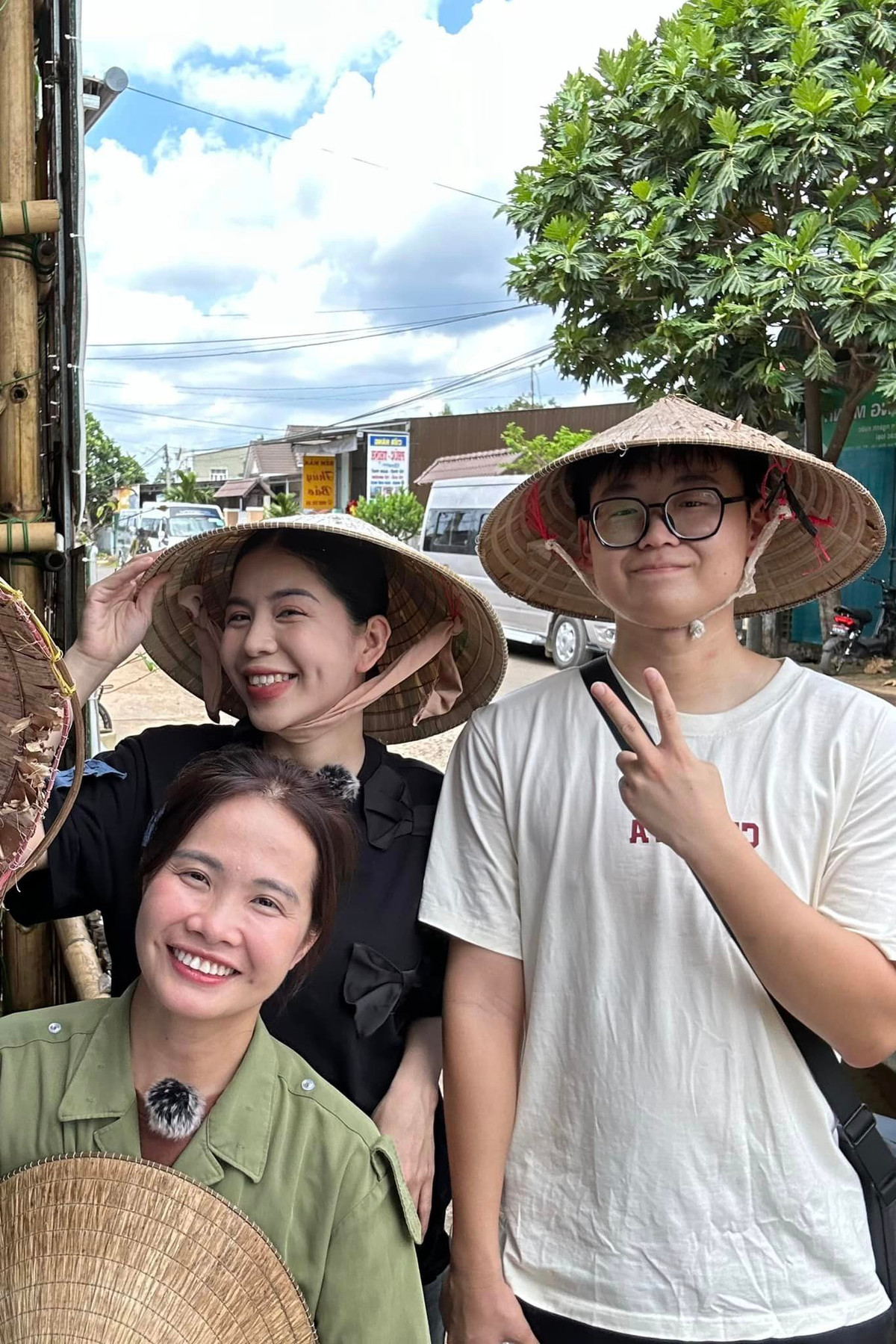 Nhiều người theo dõi câu chuyện của Hằng Du Mục tỏ ra lo lắng và hi vọng cô nàng sẽ vững tin vì luôn có những người ủng hộ sau lưng. Động thái đăng tải ảnh bé Coca lên trang cá nhân đã giúp cho những người theo dõi cô nàng an tâm phần nào.