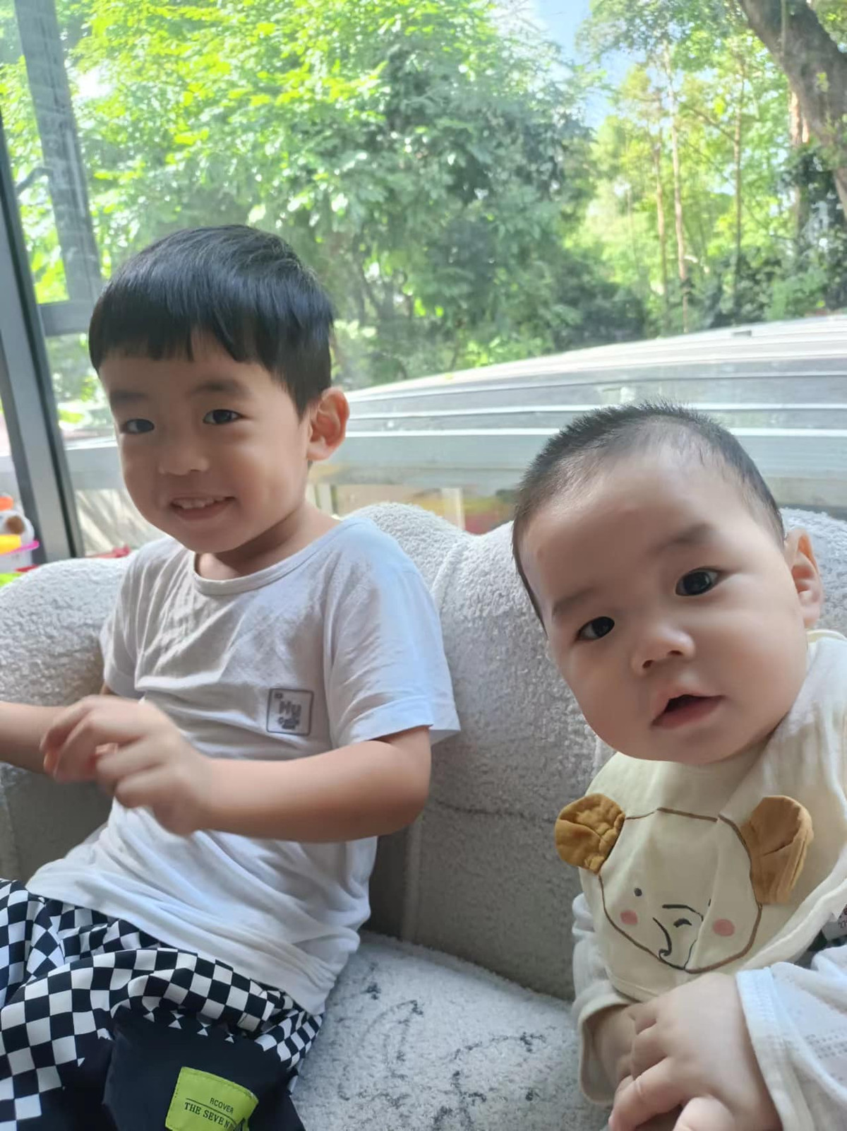 Dù đã giành được quyền nuôi dưỡng 2 con, tuy nhiên mới đây, Hằng Du Mục đã phải đăng đàn tố cáo Tôn Bằng đập cửa xông vào nhà riêng của mẹ con mình. Sau đó cô phải nhờ đến lực lượng chức năng và bảo vệ tòa nhà hỗ trợ để Tôn Bằng gặp con ở sảnh tầng 1 của tòa nhà trong 1 tiếng đồng hồ.