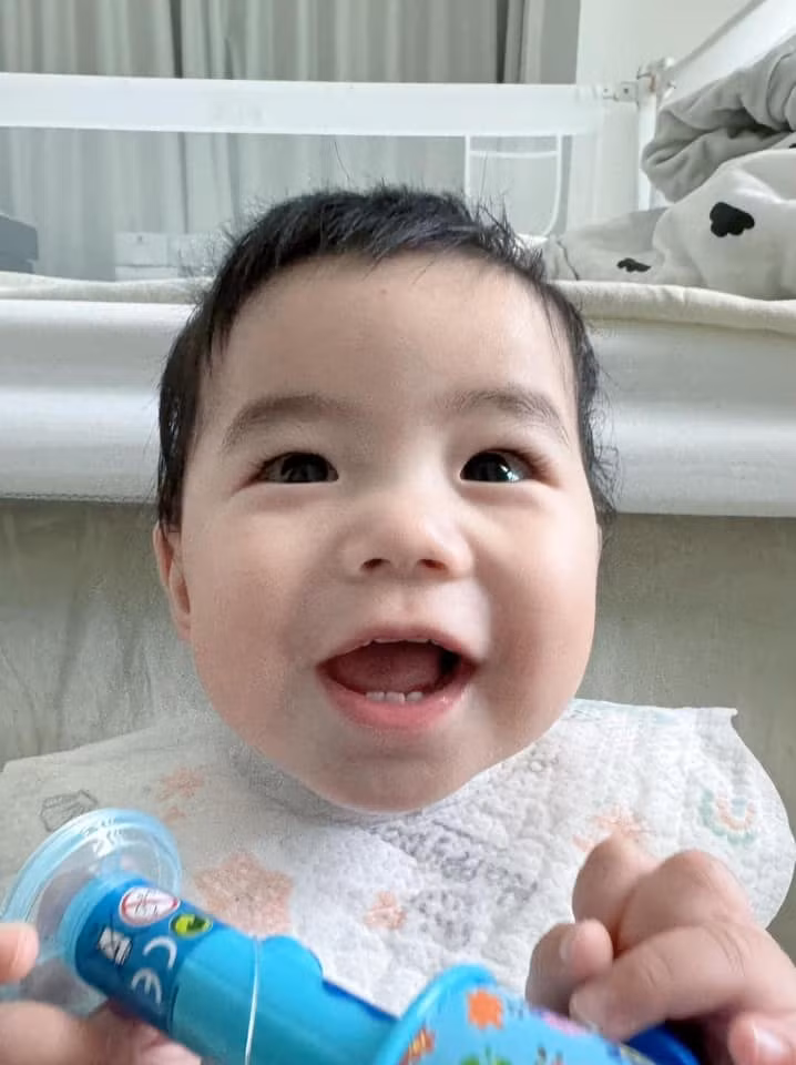 Con trai Hằng Du Mục sở hữu đôi mắt to tròn, gương mặt bầu bình dễ thương. Nhiều người đều cho rằng cậu bé có gương mặt giống như đường nét của mẹ mình.