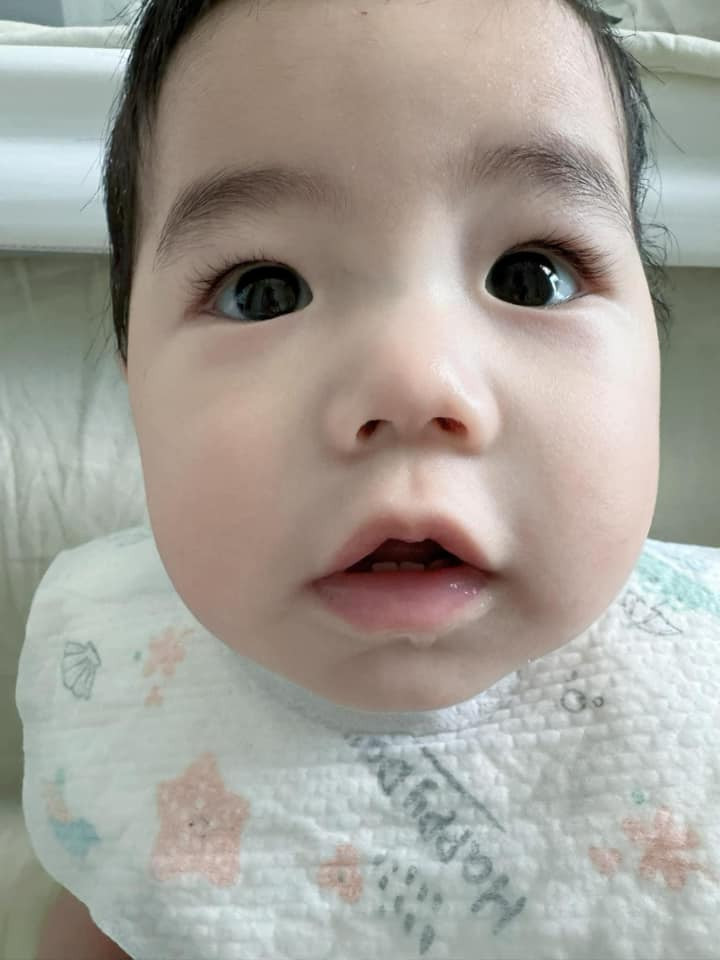 Hằng Du Mục khoe con kèm them dòng trạng thái đầy âu yếm: "Lâu lâu mới được hun, cảm giác thật yô mốt".