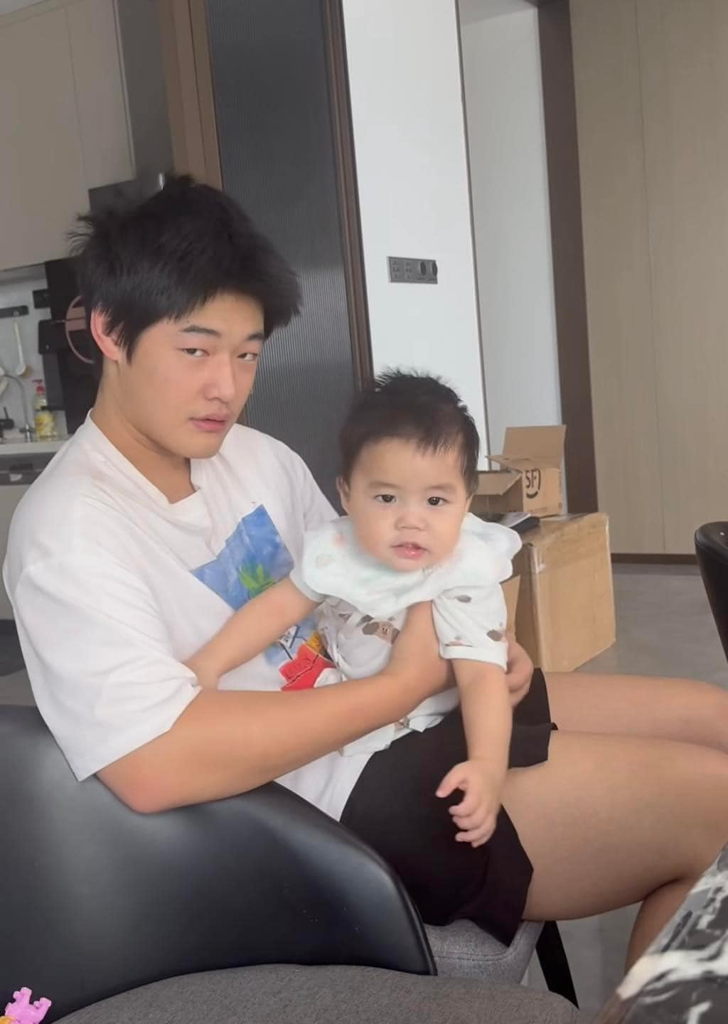 Không chỉ có 2 người con chung với chồng cu mà Nhất Dương - Dịch Dương cũng theo Hằng Du Mục, không còn ở cùng với bố.