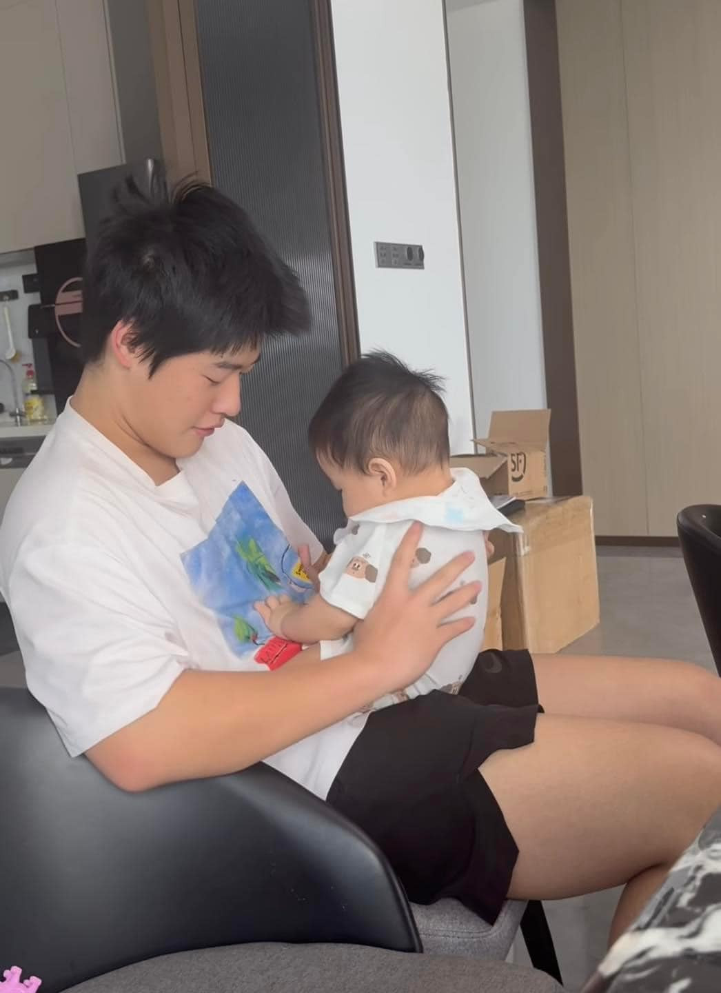 Trong những khoảnh khắc được Hằng Du Mục đăng tải, Nhất Dương và Dịch Dương đều rất yêu thương em trai, có mối quan hệ thân thiết với cô.