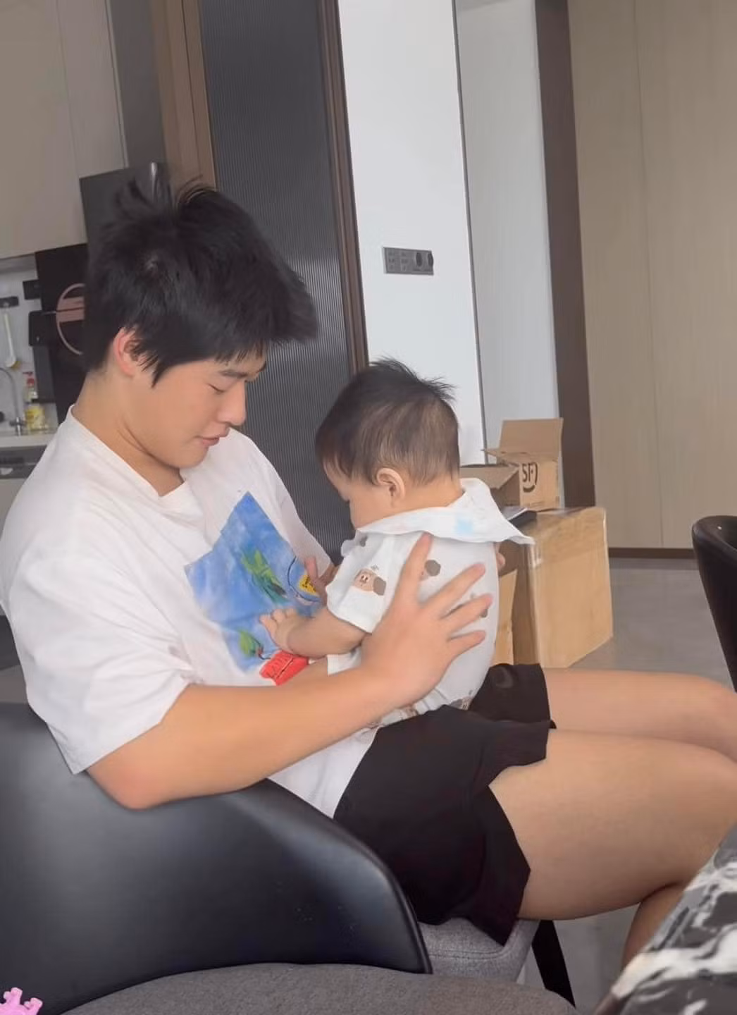 Trong những khoảnh khắc được Hằng Du Mục đăng tải, Nhất Dương và Dịch Dương đều rất yêu thương em trai, có mối quan hệ thân thiết với cô.