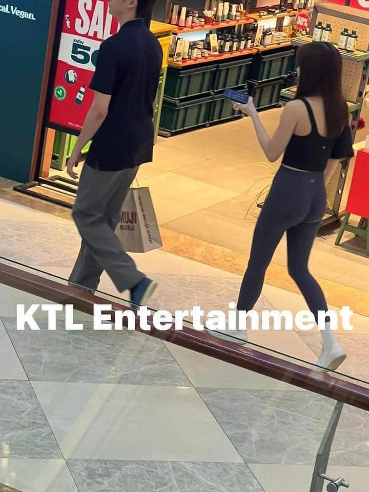 Chẳng cần che đậy kín bưng như trước, Thiều Bảo Trâm không đeo khẩu trang, vui vẻ cười đùa cùng người yêu.(Ảnh: KTL Entertainment)