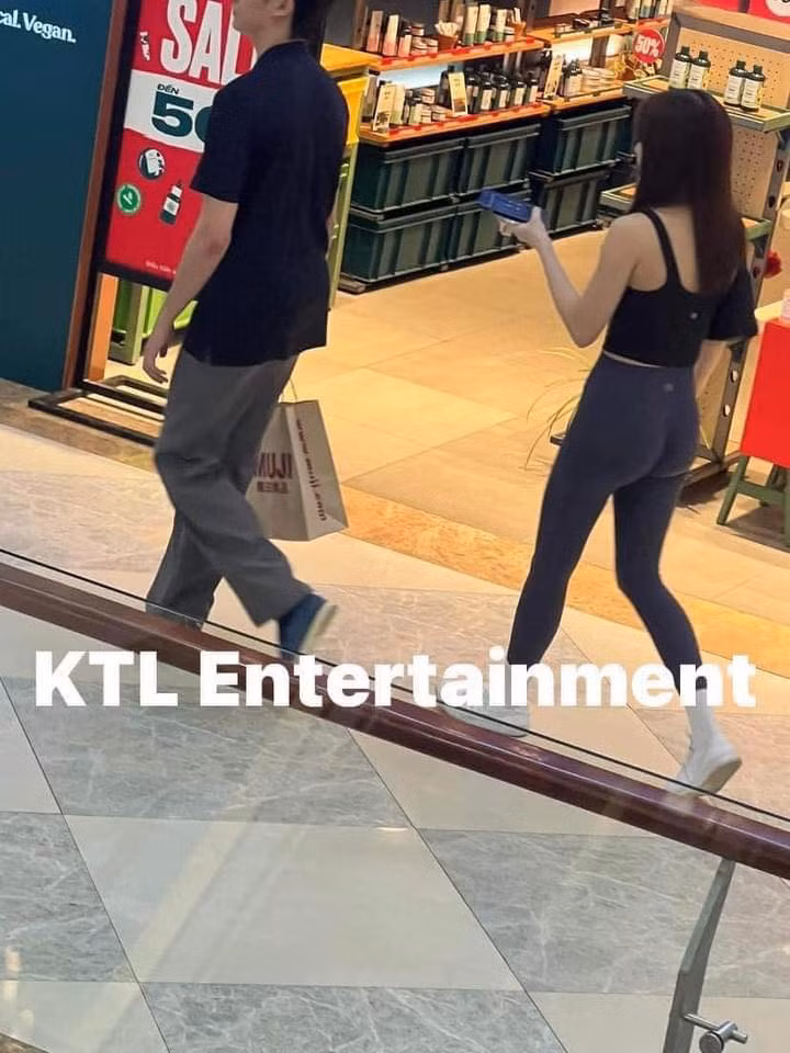 Chẳng cần che đậy kín bưng như trước, Thiều Bảo Trâm không đeo khẩu trang, vui vẻ cười đùa cùng người yêu.(Ảnh: KTL Entertainment)