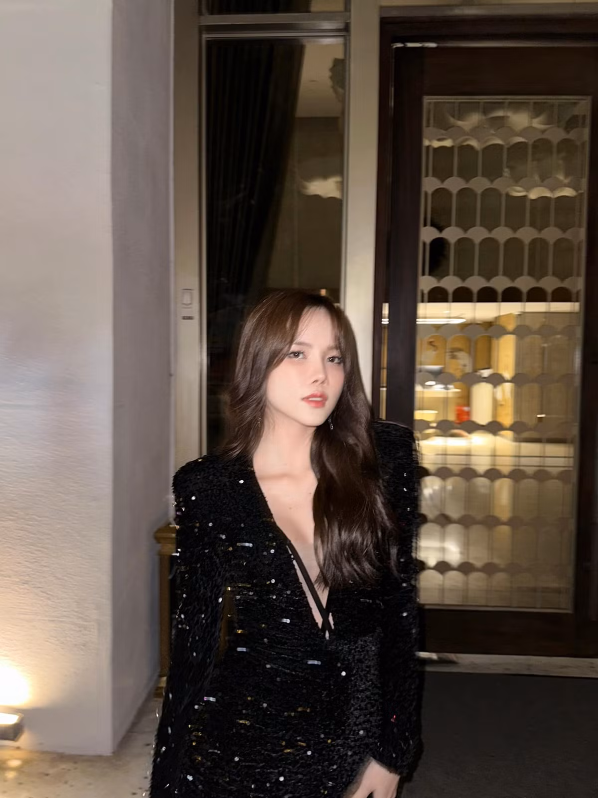 Trước khi có tin hẹn hò với chàng trai kém 10 tuổi, Thiều Bảo Trâm vướng tin đồn "đường ai nấy đi" với nam ca sĩ Sơn Tùng M-TP sau 8 năm yêu không công khai. (Ảnh: FBNV)